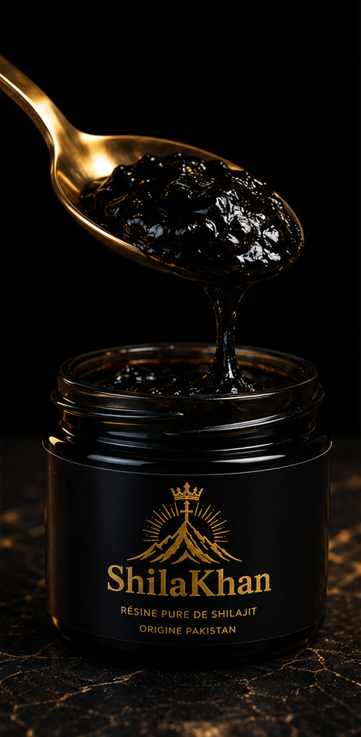 Cuillère de résine de shilajit ShilaKhan au-dessus du pot