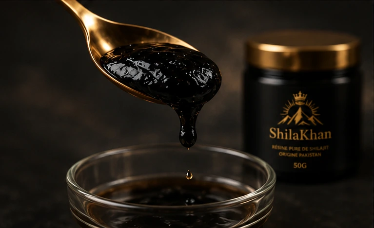 Cuillère de résine ShilaKhan au-dessus d'un verre de dilution